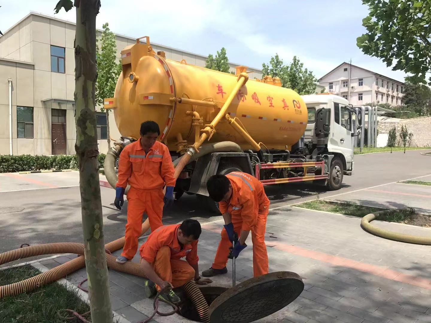 安吉管道疏通车停在窨井附近