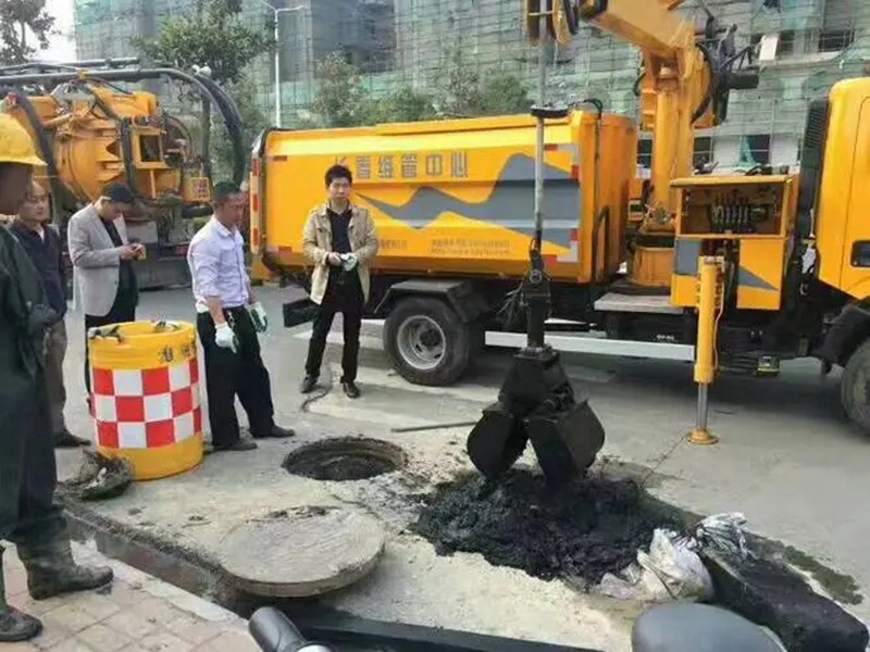 安吉街道：网格员化身“清道夫”，为民解忧疏通“堵心”化粪池