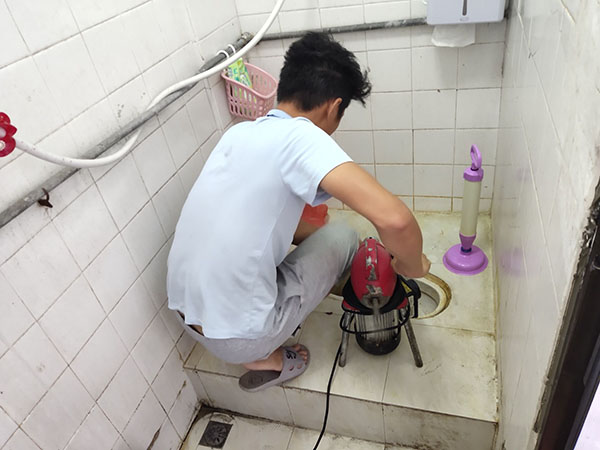 安吉肥皂掉到马桶里把马桶堵住了怎么办？马桶堵住了怎么办