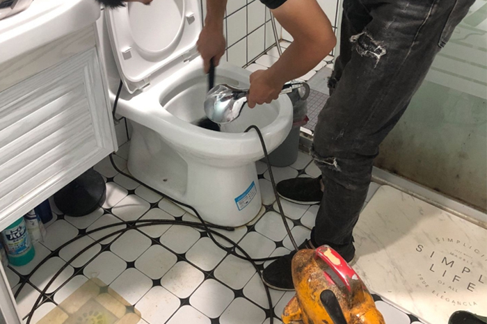 安吉马桶堵塞自己疏通还是找师傅？专业上门服务让你省时更省心